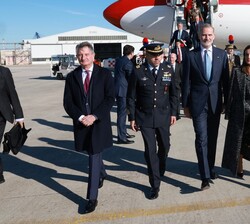 Sus Majestades los Reyes en el aeropuerto de Nápoles junto a las autoridades